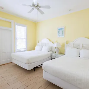 Deluxe Queen At The Curry Mansion - Parking & Heated Pool! Inn
